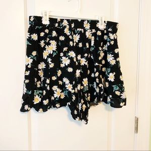 adorable daisy-print, flowy shorts!